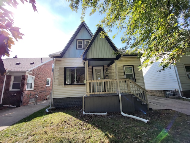 view of front of house featuring a front lawn