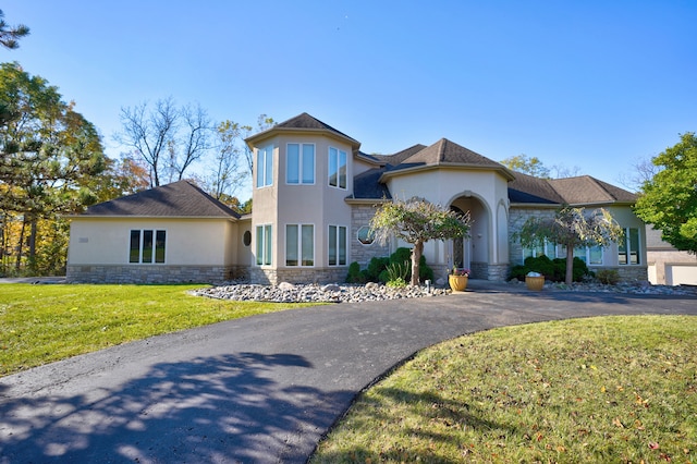 view of front of house featuring a front lawn