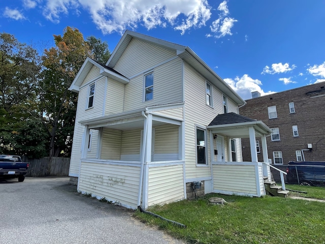 view of front of house with a front yard