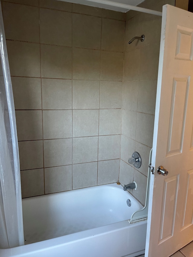 bathroom featuring tiled shower / bath combo