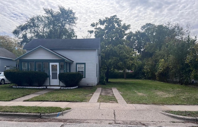 view of front facade with a front yard