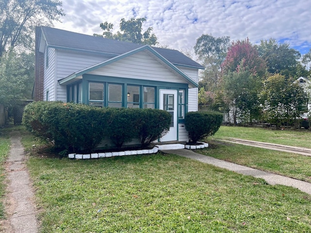 view of front facade featuring a front yard