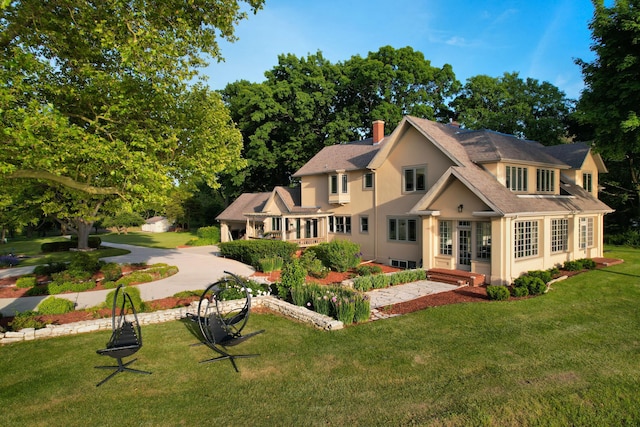 view of front of house featuring a front yard