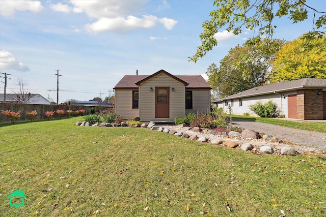 view of front facade with a front yard