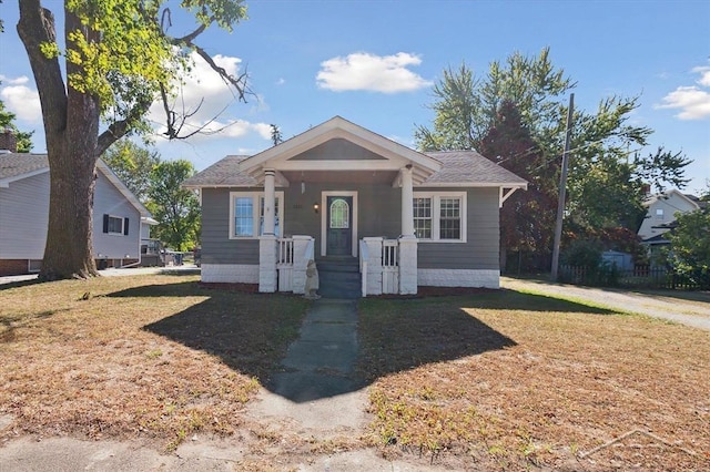 bungalow featuring a front lawn