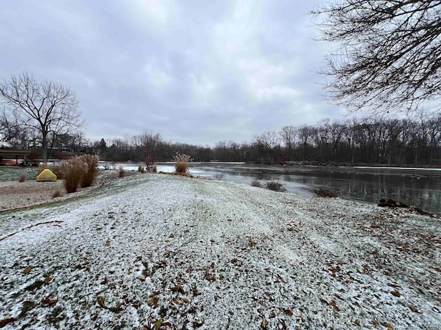 view of yard featuring a water view