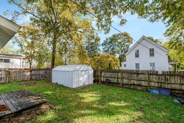 view of yard with a storage shed