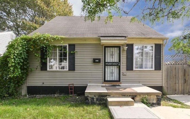 view of front facade featuring a front lawn