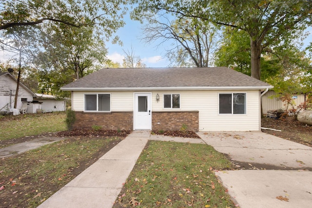 view of front facade featuring a front yard