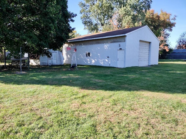 view of yard with an outbuilding and a garage