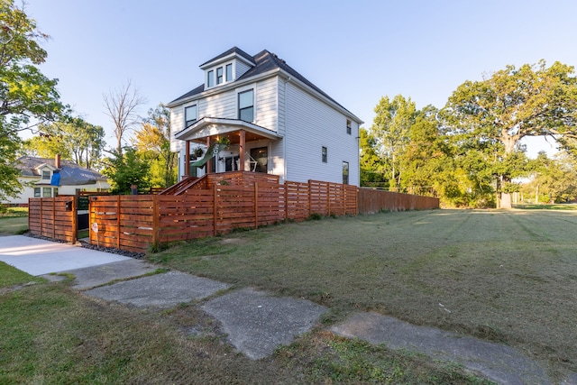 view of front of property featuring a front lawn