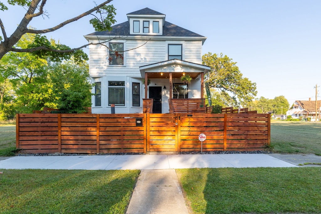 view of front of home with a front lawn