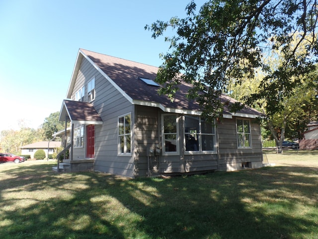 view of front of property featuring a front lawn