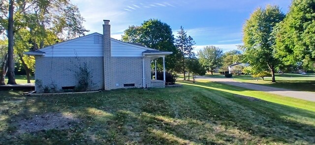 view of side of property featuring a yard