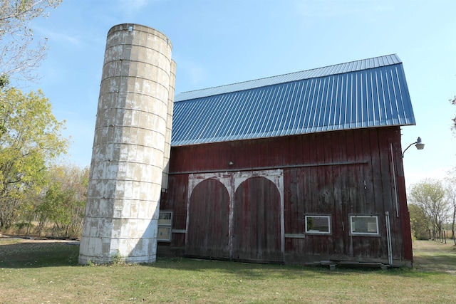 view of outdoor structure featuring a lawn