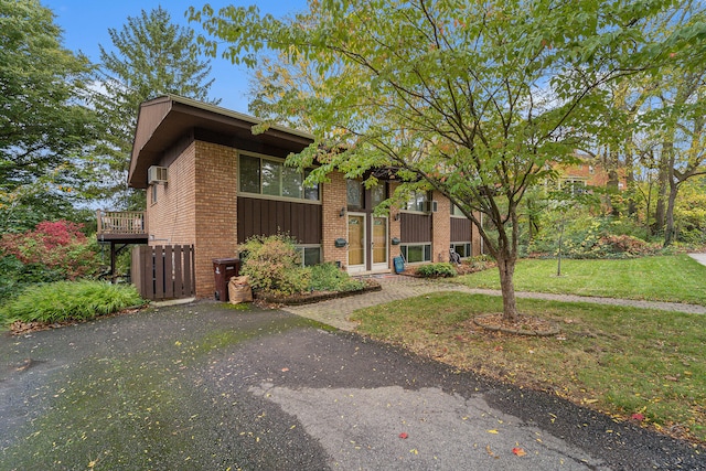 view of front of property featuring a front lawn