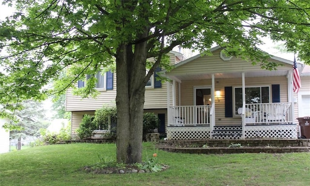 view of front facade featuring a front lawn and a porch