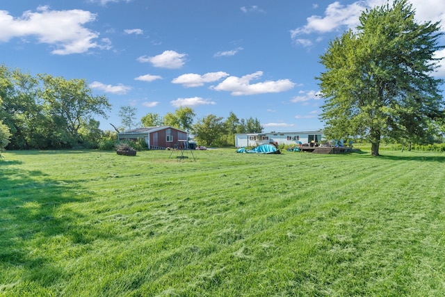 view of yard with an outbuilding