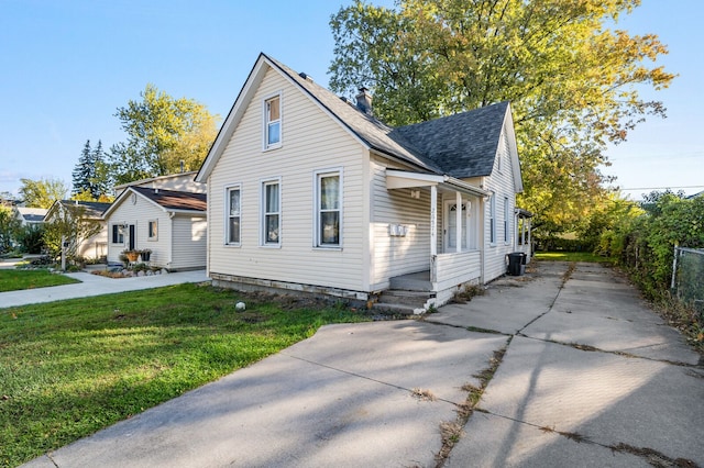 view of side of property featuring a yard