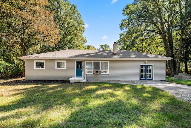 view of front of property with a front lawn