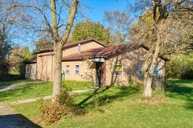 view of front facade featuring a front lawn