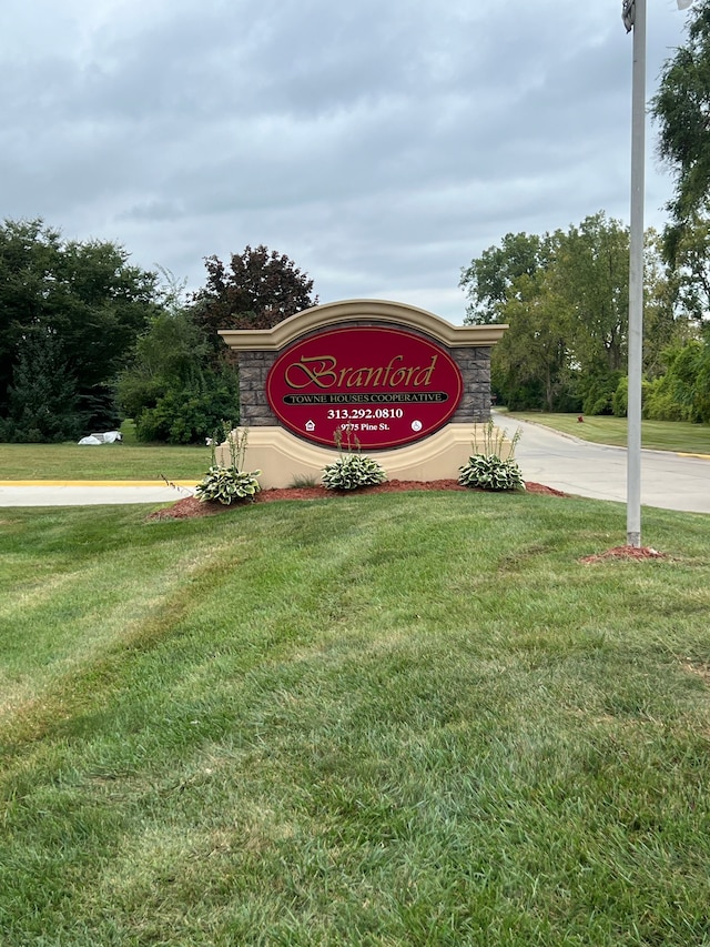 community / neighborhood sign with a yard