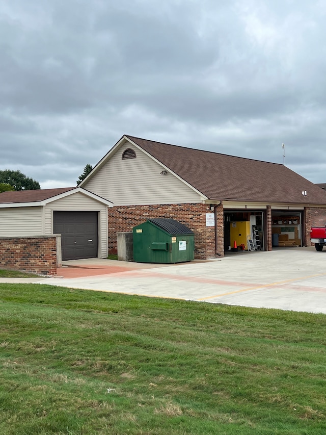 ranch-style house featuring a front lawn and a garage