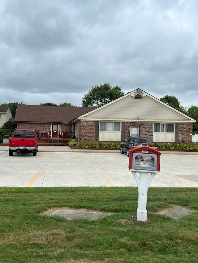 view of front of house featuring a front yard