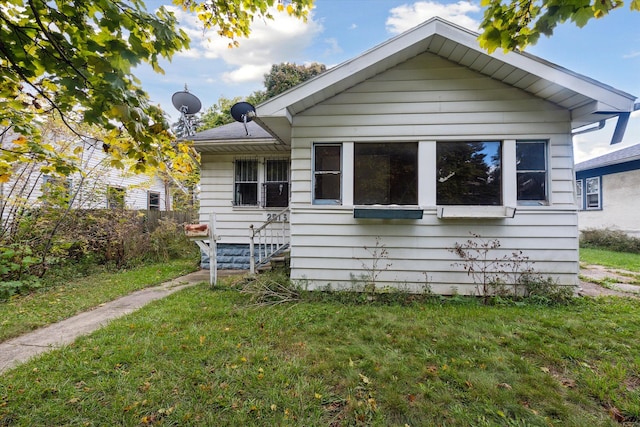 2515 Bagley St, Flint, MI 48504 - view of front of home with a front lawn