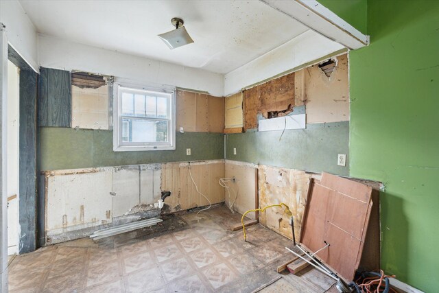 2515 Bagley St, Flint, MI 48504 - kitchen with light floors