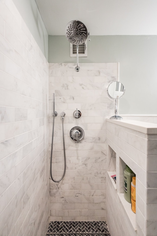 bathroom featuring a tile shower