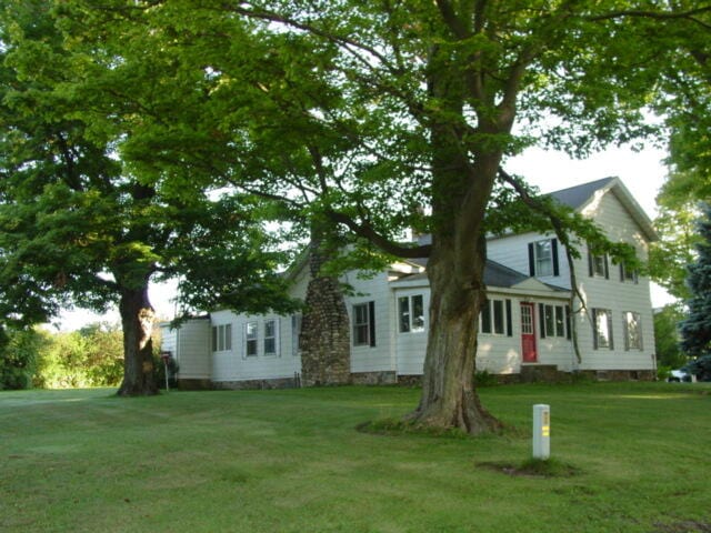 view of front of home with a front lawn