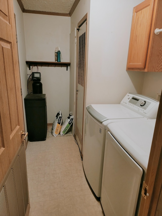 laundry room featuring cabinet space, visible vents, ornamental molding, independent washer and dryer, and a textured ceiling