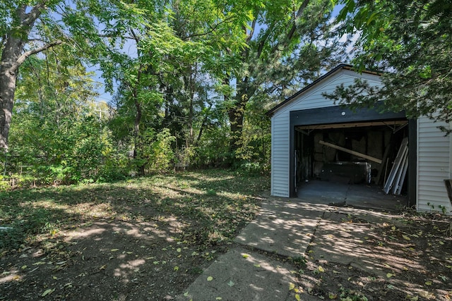 view of yard with an outbuilding