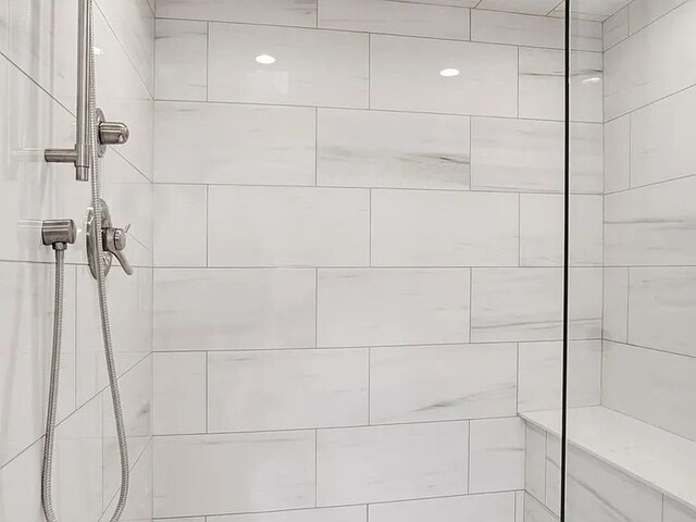 bathroom featuring tiled shower