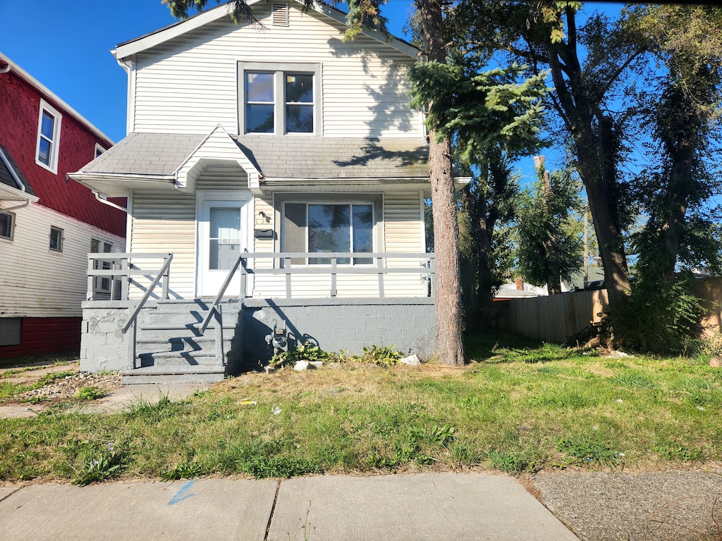 view of front of home with a front lawn