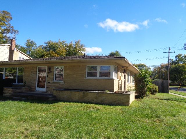 view of front of house featuring a front lawn