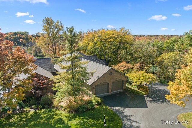 610 Cascade Hills Holw SE, Grand Rapids, MI 49546 - aerial view of property and surrounding area featuring a forest