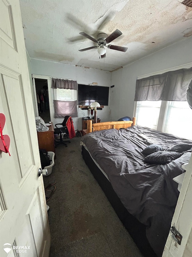 bedroom with ceiling fan, a textured ceiling, and a closet