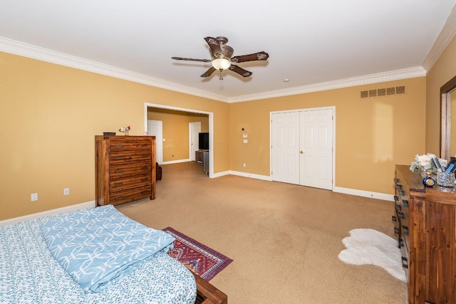 carpeted bedroom featuring ceiling fan, crown molding, and a closet