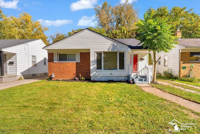 bungalow featuring a front yard