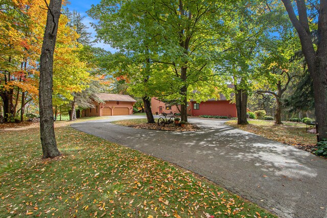 view of front of home featuring a front lawn