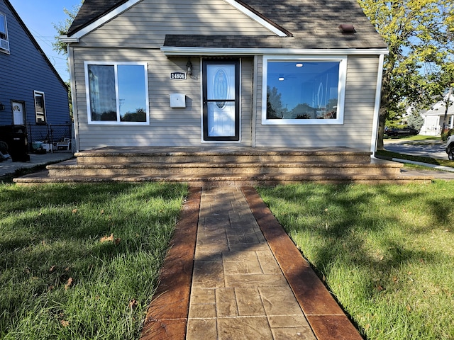 view of front of home with a front lawn