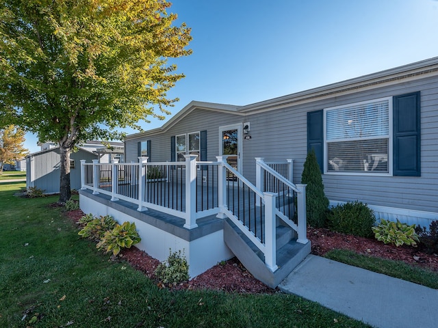 manufactured / mobile home with a front lawn