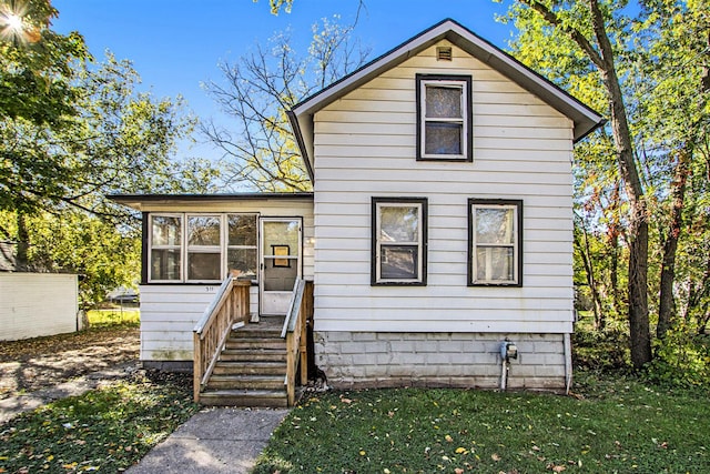 311 Bessie St, Kalamazoo, MI 49007 - shotgun-style home with a front yard