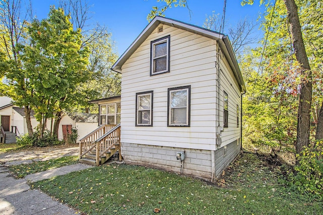 311 Bessie St, Kalamazoo, MI 49007 - view of front of home with entry steps and a front lawn