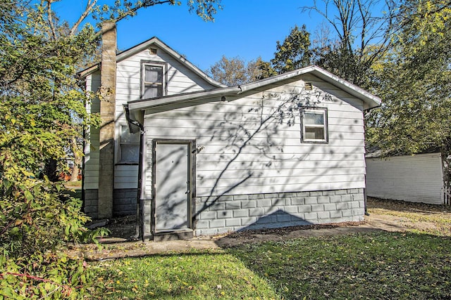 311 Bessie St, Kalamazoo, MI 49007 - view of side of home featuring a chimney and a lawn
