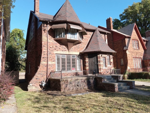 view of front facade featuring a front yard