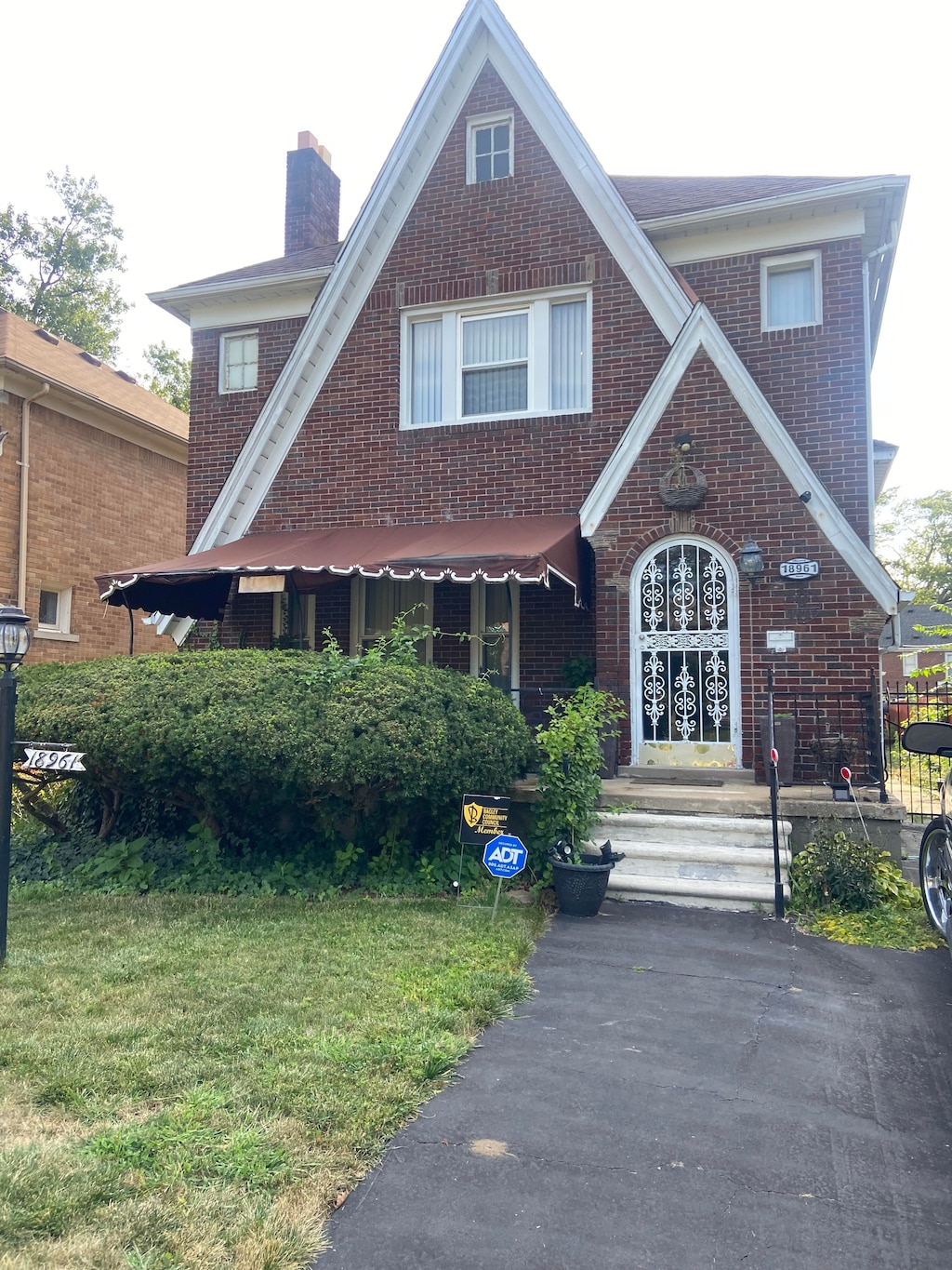 view of front of home with a front lawn