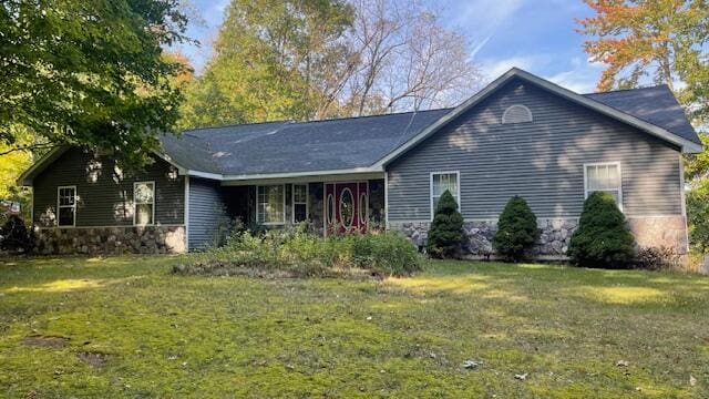 single story home with a front lawn